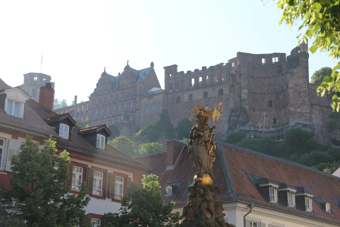 Blick vom Karlsplatz in der Heidelberger Altstadt auf das Heidelberger Schloss.