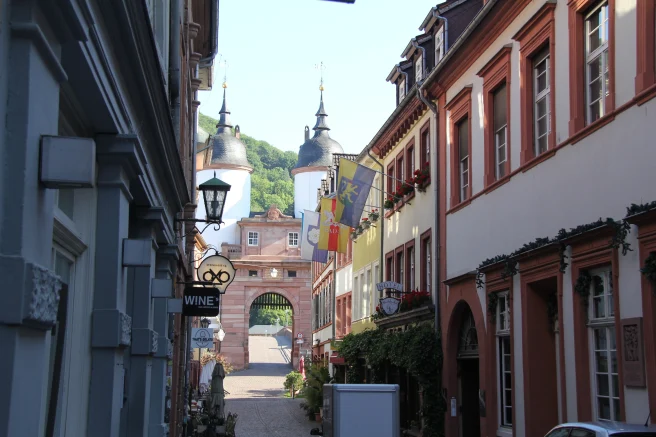 Blick durch die malerischen Straßen der Heidelberger Alstadt auf die Karl-Theodor-Brücke.