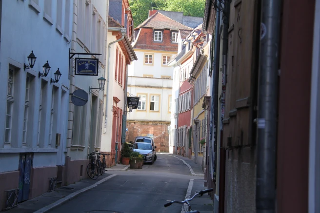 Eine enge Straße der Heidelberger Altstadt unweit vom BS Boutique Hotel. Hotel in Heidelberg.