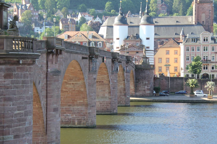 Die Karl-Theodor-Brücke verbindet die Heidelberger Altstadt mit Neuenheim über den Neckar. Seitenansicht der Alten Brücke Heidelberg.