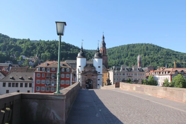 Blick von der Alten Brücke aus, auf die Heiliggeistkirche in Heidelberg. Unweit vom BS Boutique Hotel in Heidelberg.