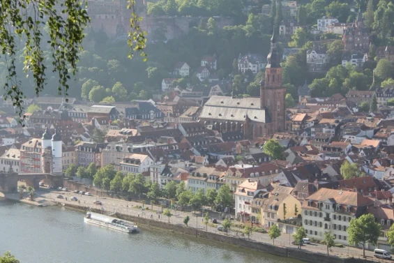 Die Aussicht vom Philosophenweg nahe des BS Boutique Hotel auf die Heidelberger Altstadt und den Neckar.