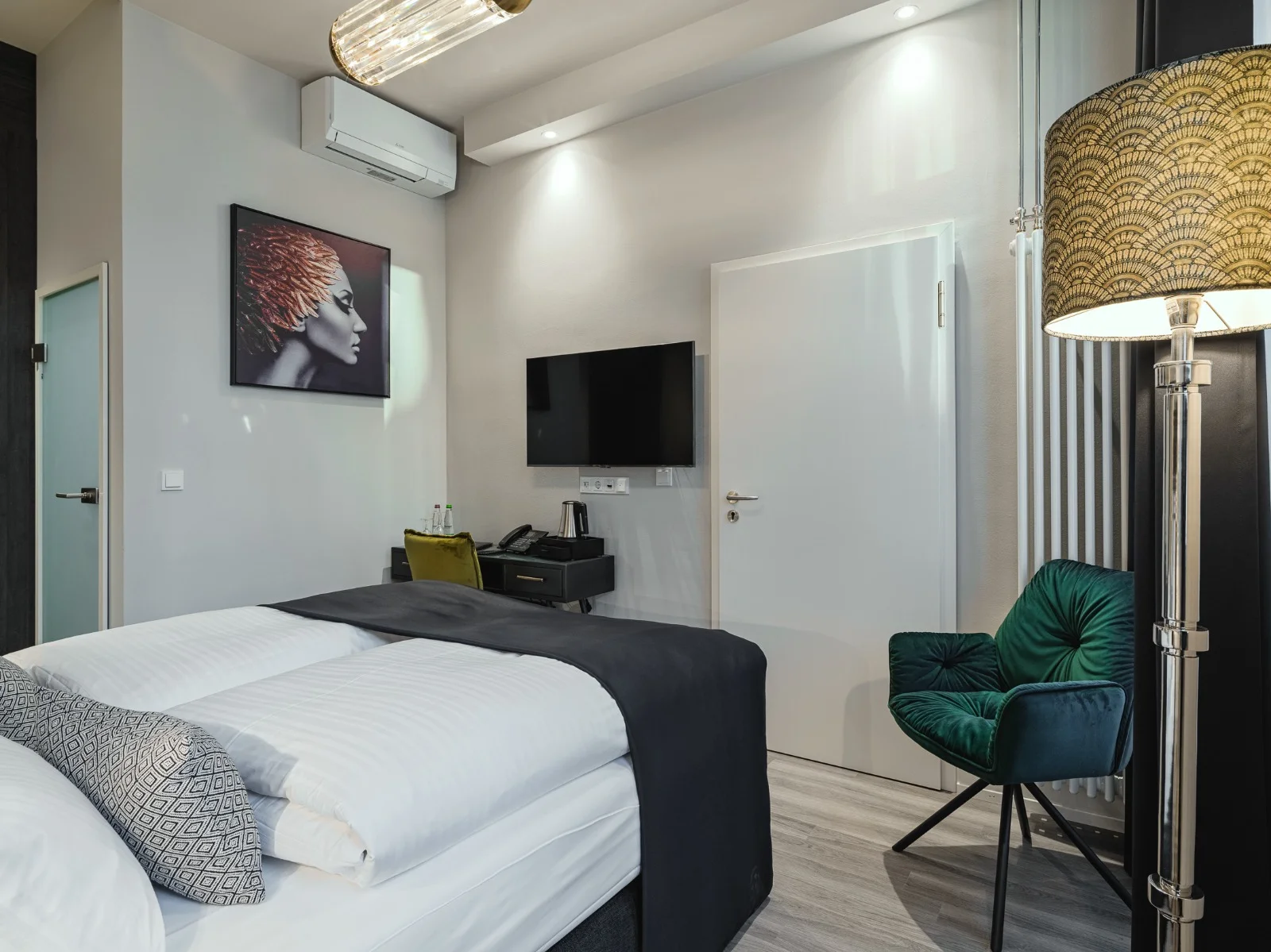 Familienzimmer mit Doppelbett, Schreibtisch und Sessel im BS Boutique Hotel Heidelberg